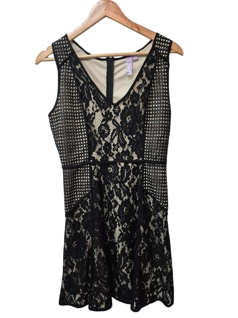 Alya Sleeveless Lace Dresses