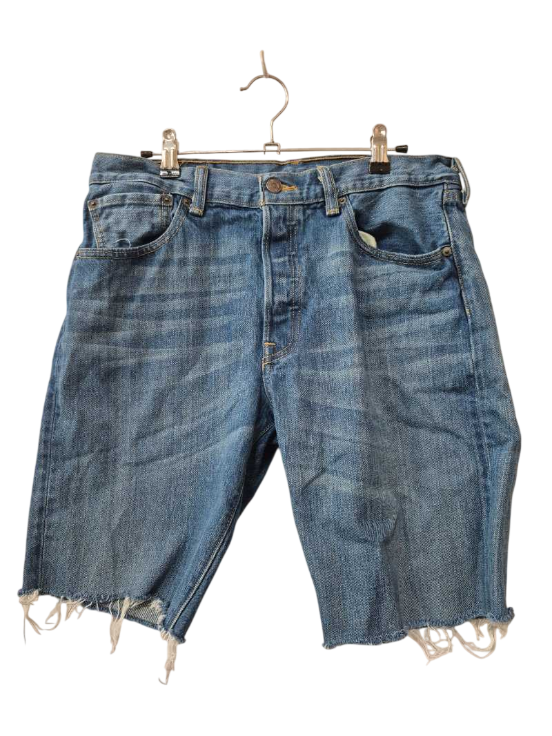 Levi’s Frayed Hem Shorts