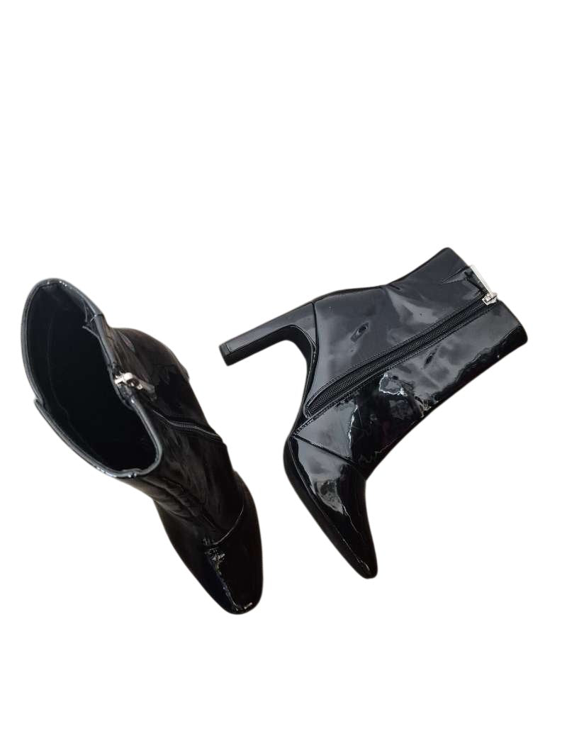 Qupid Pointed Toe Boots